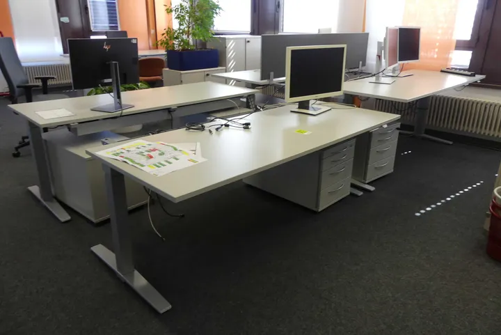 4x Elektrisch höhenverstellbarer Schreibtisch mit 5x Schreibtischcontainer Maße in cm je ca. 200 x 80